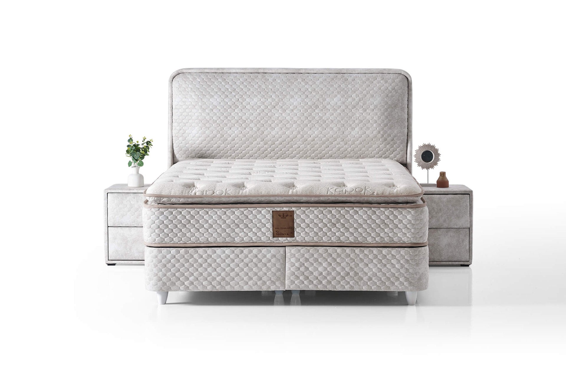 Queen – Maison Noir by Kara