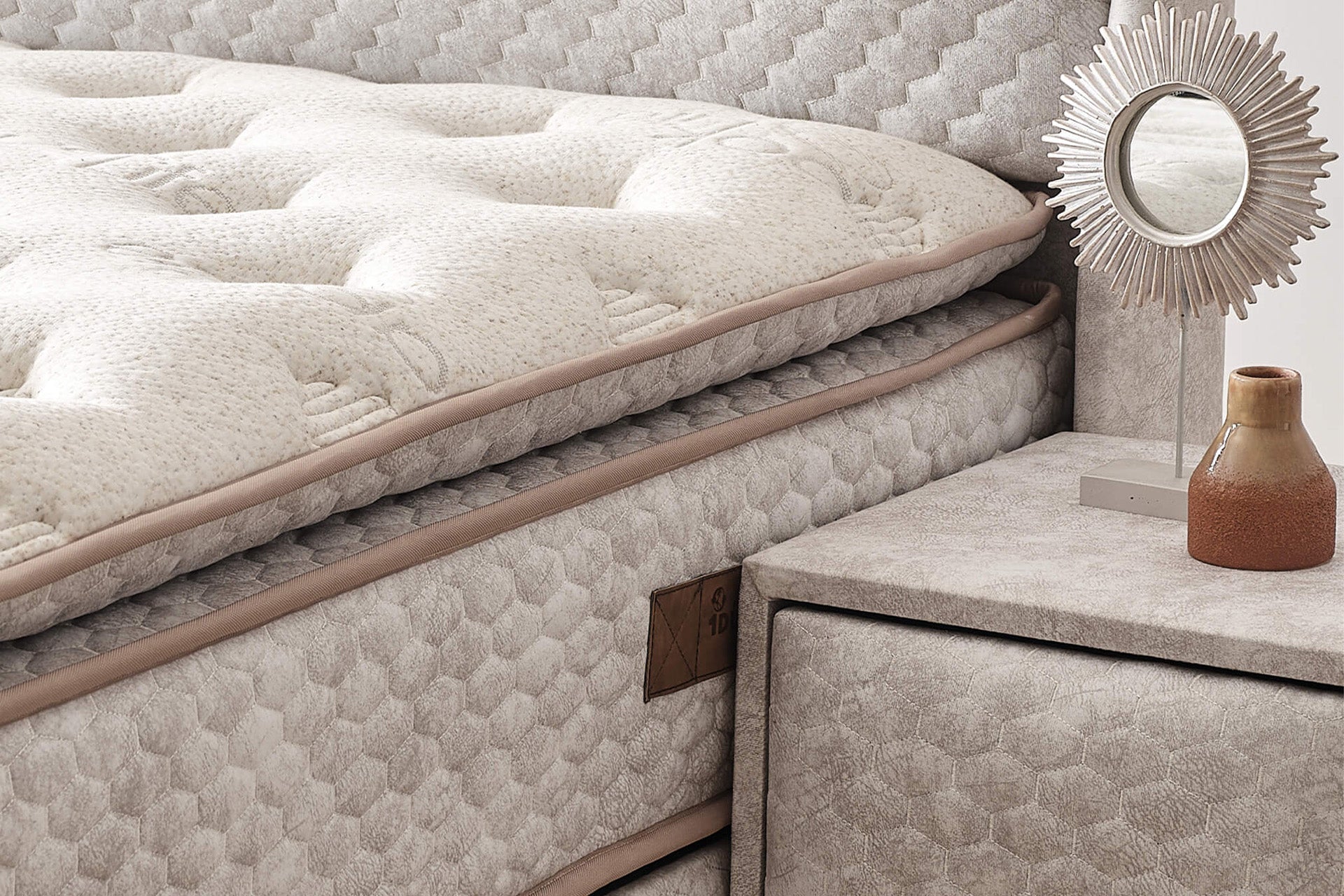 Queen – Maison Noir by Kara